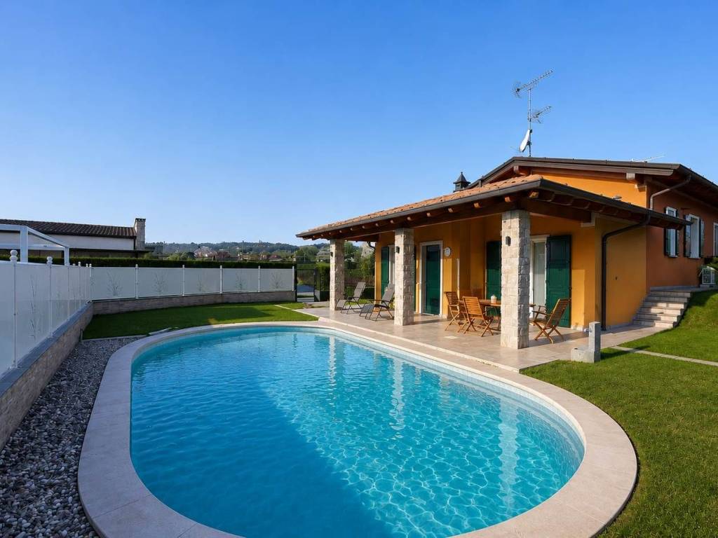 casa indipendente in vendita a Manerba del Garda in zona Pieve Vecchia