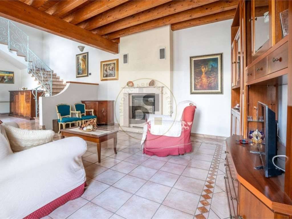 casa indipendente in vendita a Manerba del Garda in zona Solarolo
