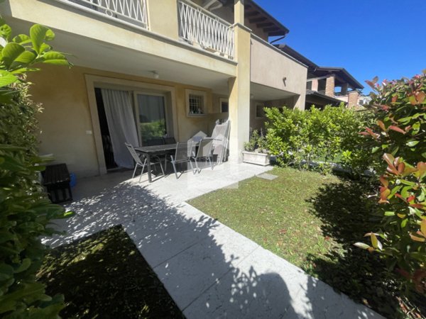 casa indipendente in vendita a Manerba del Garda in zona Pieve Vecchia