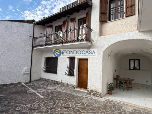 casa indipendente in vendita a Manerba del Garda in zona Solarolo