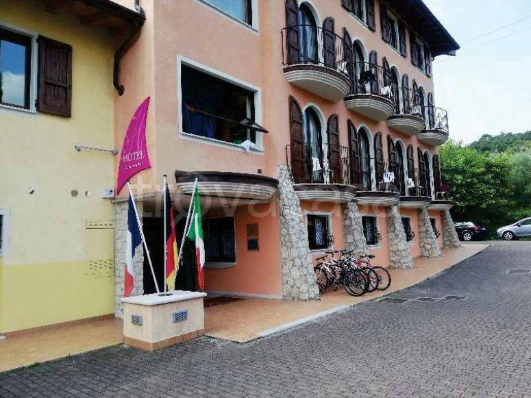 negozio in vendita a Manerba del Garda in zona Pieve Vecchia