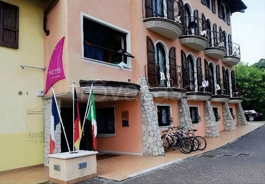 negozio in vendita a Manerba del Garda in zona Pieve Vecchia