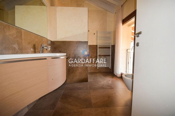 esavano in vendita a Manerba del Garda in zona Solarolo