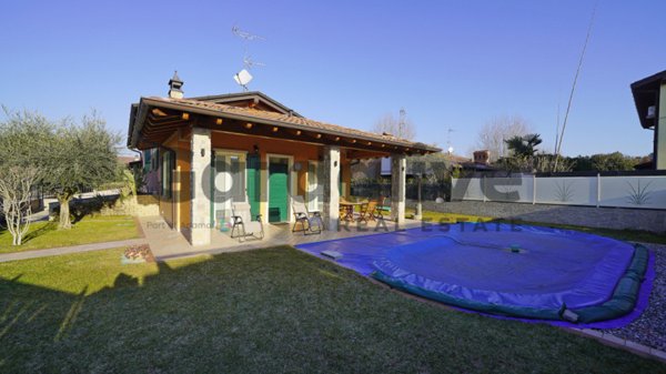 casa indipendente in vendita a Manerba del Garda in zona Pieve Vecchia