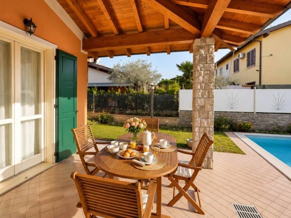 casa indipendente in vendita a Manerba del Garda in zona Pieve Vecchia