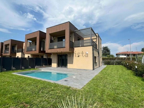 casa indipendente in vendita a Manerba del Garda in zona Pieve Vecchia
