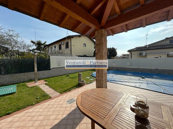 casa indipendente in vendita a Manerba del Garda in zona Pieve Vecchia