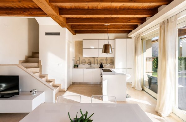 casa indipendente in vendita a Manerba del Garda in zona Pieve Vecchia