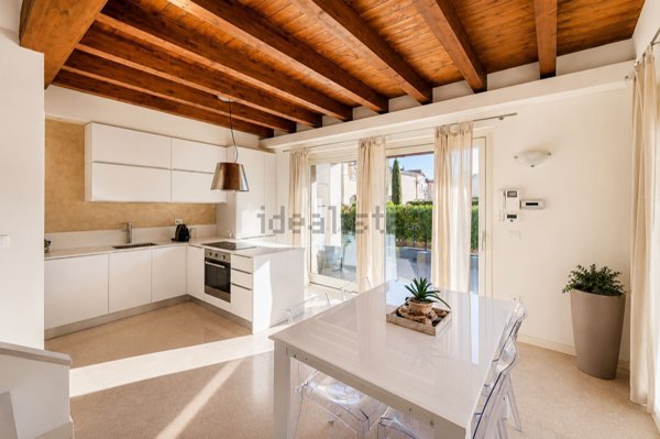 casa indipendente in vendita a Manerba del Garda in zona Pieve Vecchia