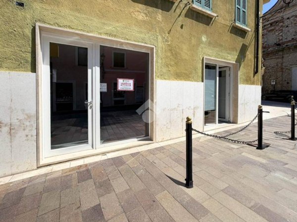 negozio in vendita a Manerba del Garda in zona Solarolo
