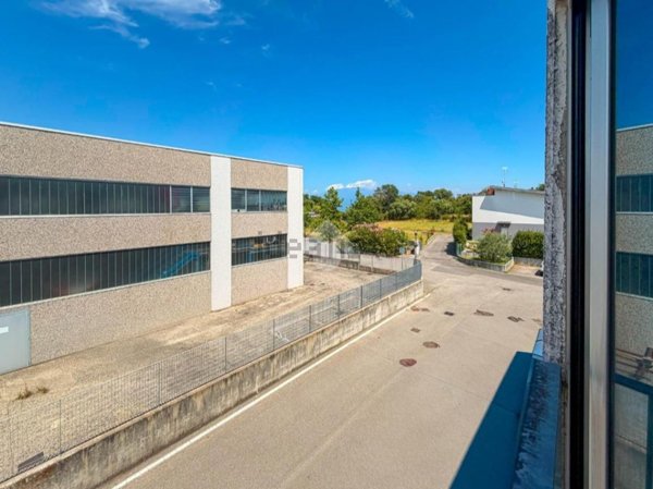ufficio in vendita a Manerba del Garda in zona Crociale