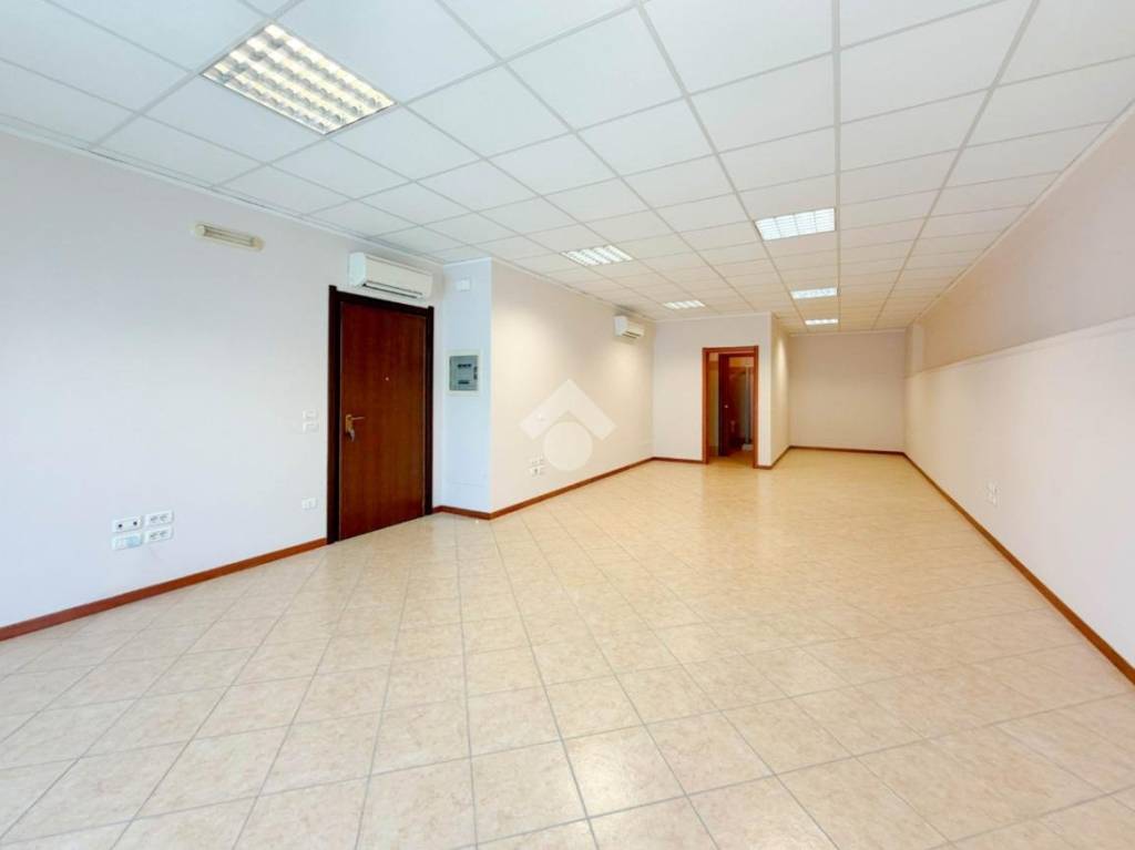 ufficio in vendita a Manerba del Garda in zona Crociale