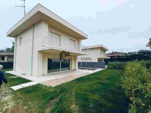 casa indipendente in vendita a Manerba del Garda in zona Pieve Vecchia