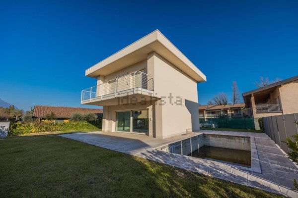 casa indipendente in vendita a Manerba del Garda in zona Pieve Vecchia