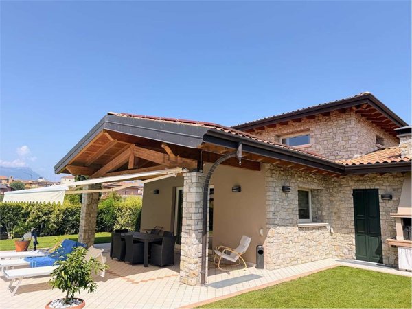 casa indipendente in vendita a Manerba del Garda in zona Crociale