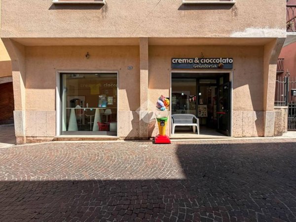 negozio in vendita a Manerba del Garda in zona Solarolo