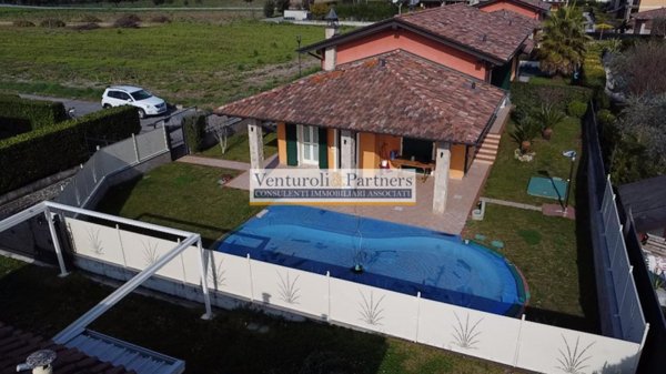 casa indipendente in vendita a Manerba del Garda in zona Pieve Vecchia
