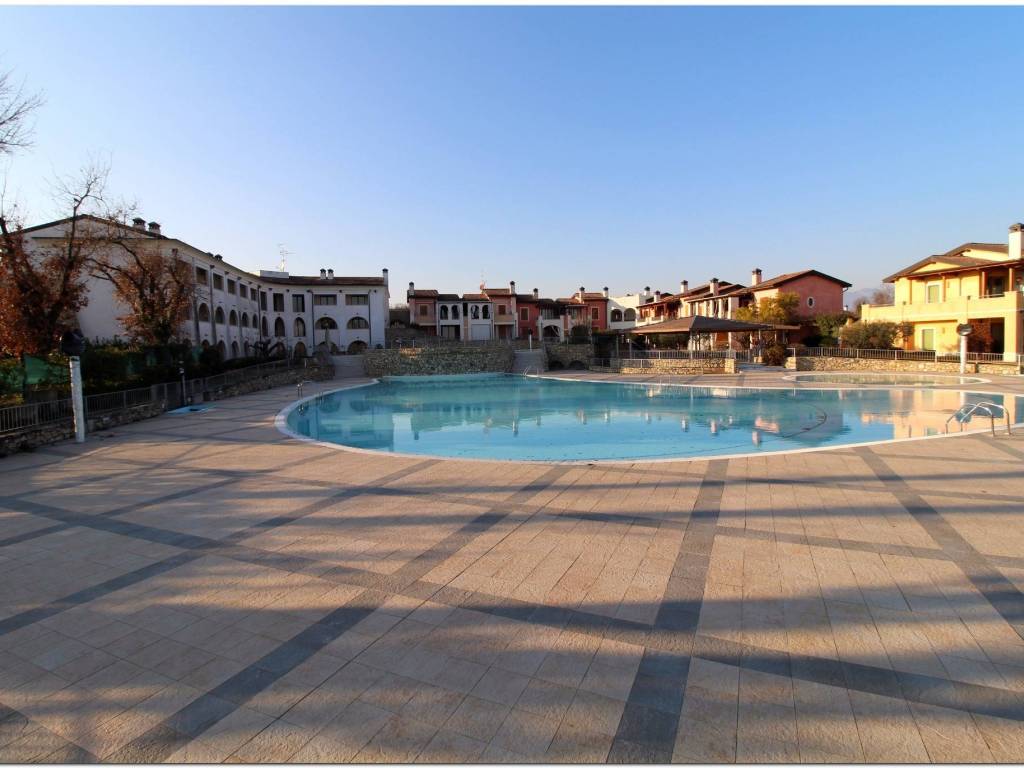intera palazzina in vendita a Manerba del Garda in zona Crociale