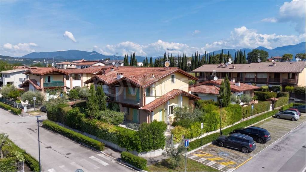 casa indipendente in vendita a Manerba del Garda in zona Solarolo