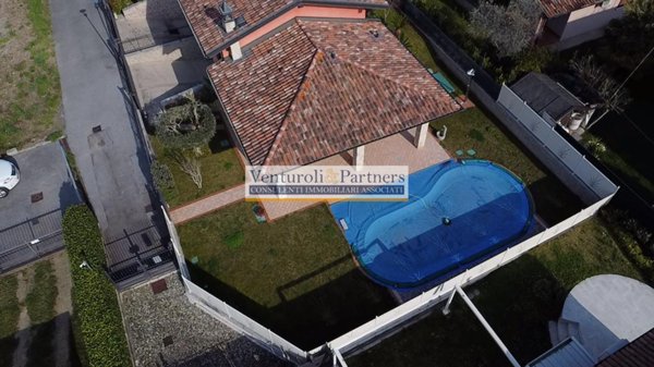casa indipendente in vendita a Manerba del Garda in zona Pieve Vecchia