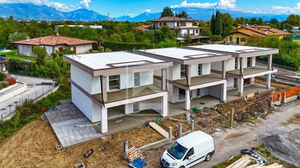 casa indipendente in vendita a Manerba del Garda in zona Crociale