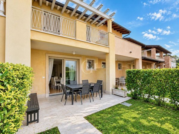 casa indipendente in vendita a Manerba del Garda in zona Pieve Vecchia