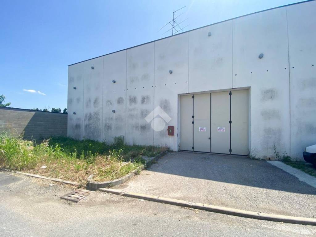 locale commerciale in vendita a Manerbio