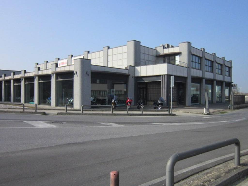 locale commerciale in vendita a Manerbio