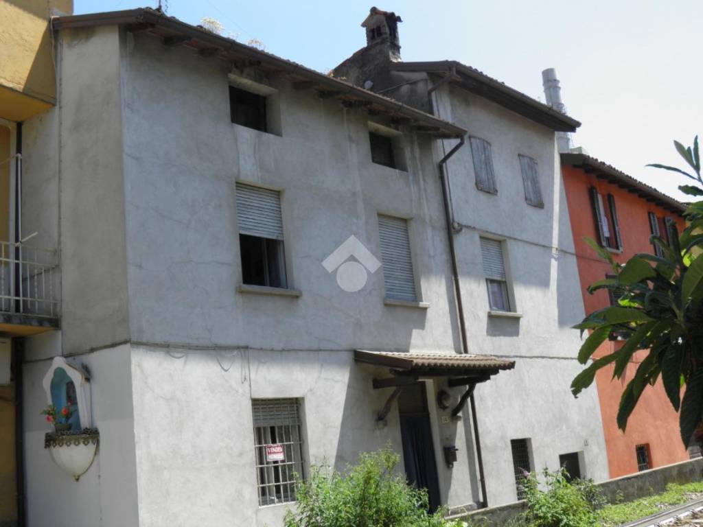 casa indipendente in vendita a Marone