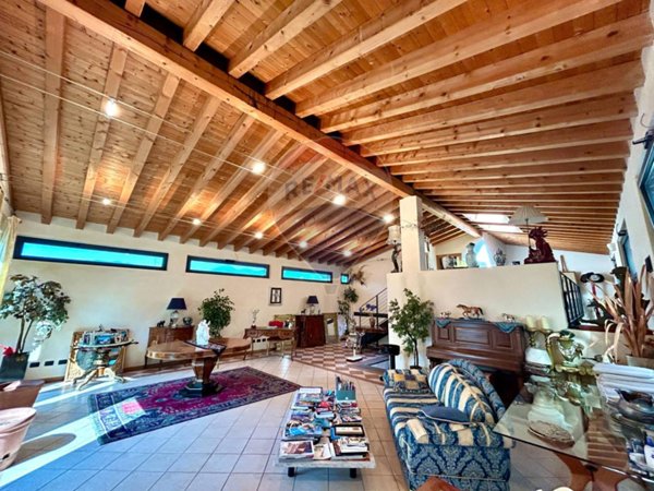 casa indipendente in vendita a Marone