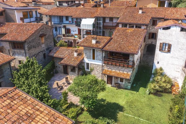 casa indipendente in vendita a Marone