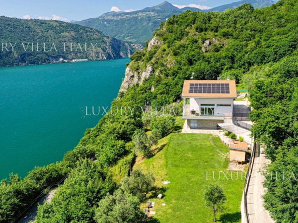 casa indipendente in vendita a Marone