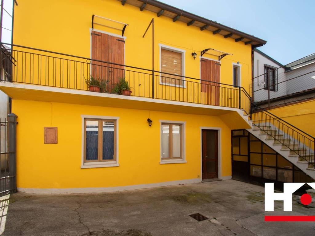 casa indipendente in vendita a Marone