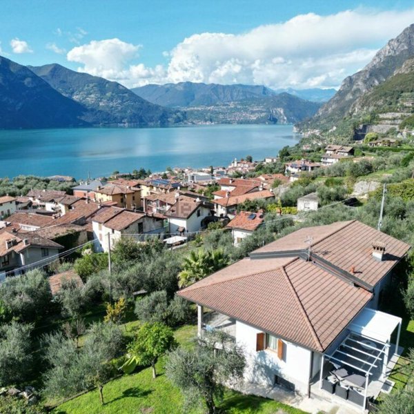 casa indipendente in vendita a Marone