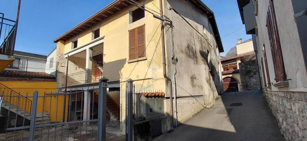 casa indipendente in vendita a Marone