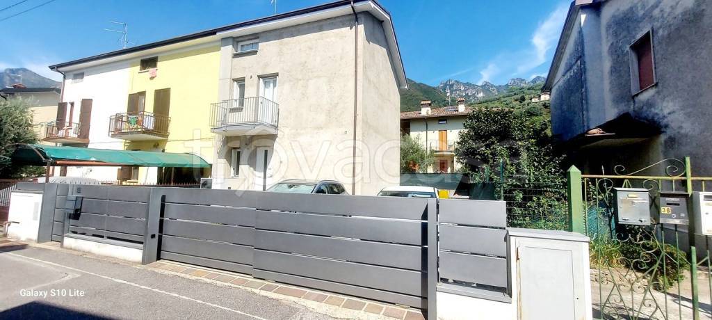 casa indipendente in vendita a Marone