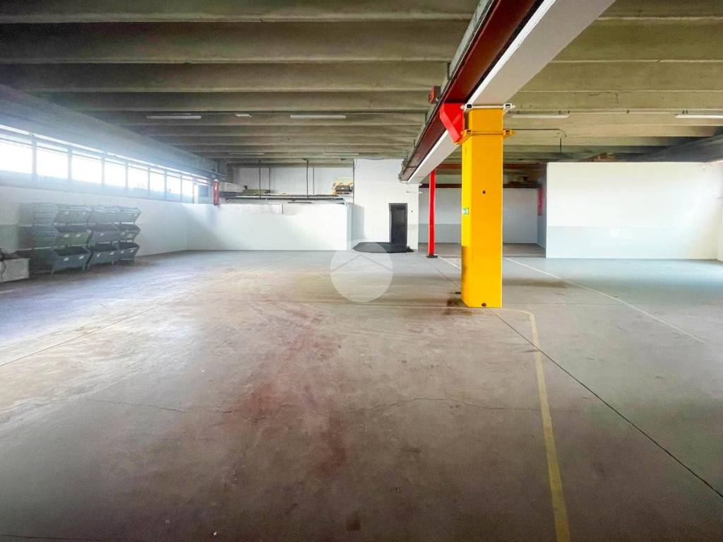 locale commerciale in vendita a Mazzano in zona Molinetto