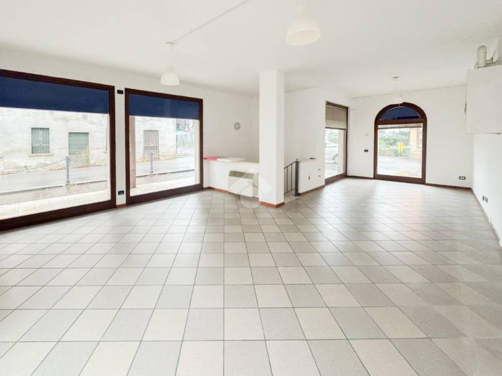 negozio in vendita a Mazzano in zona Molinetto