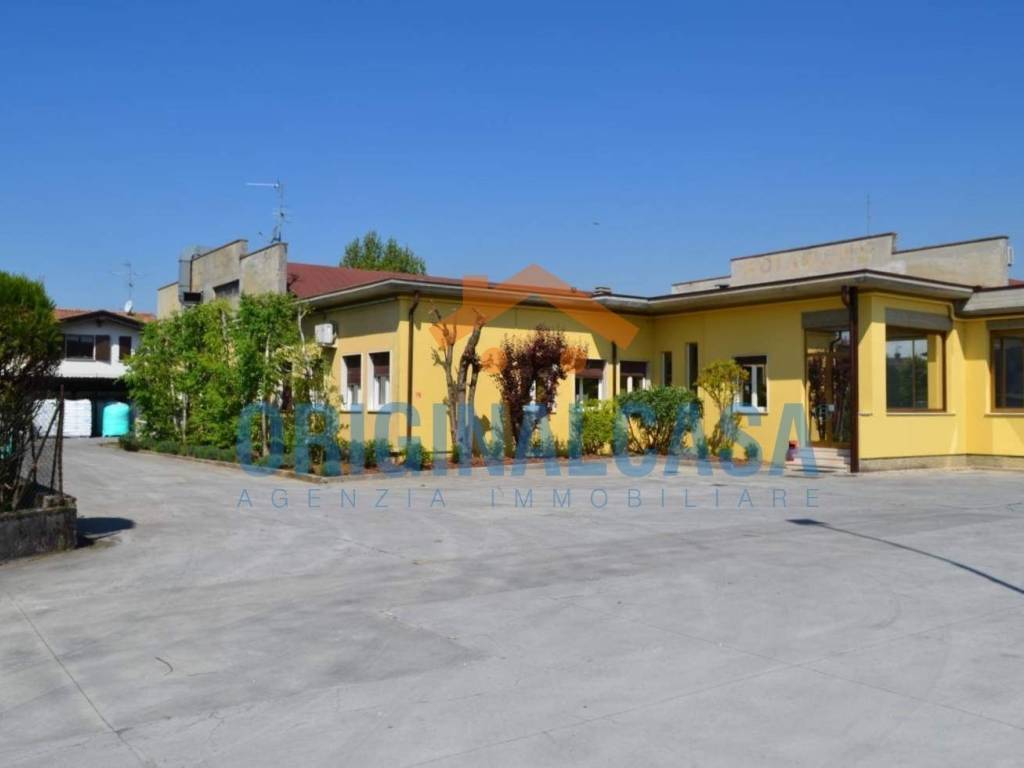 locale commerciale in vendita a Mazzano in zona Molinetto