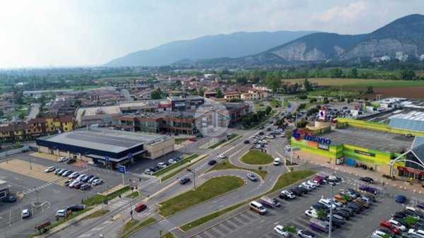 locale commerciale in vendita a Mazzano