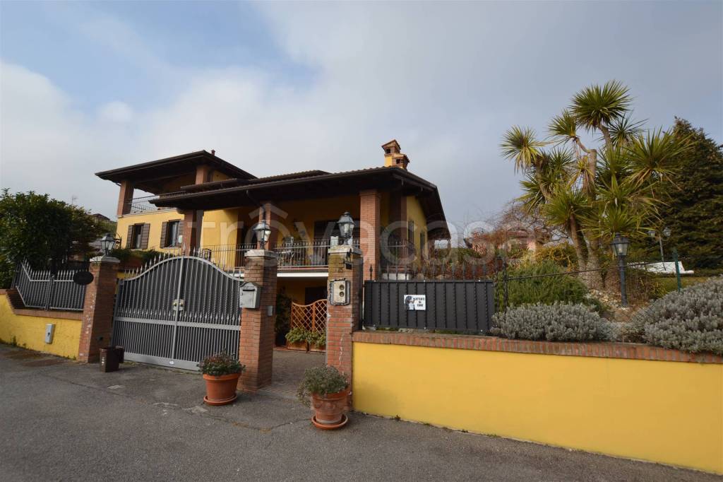 casa indipendente in vendita a Moniga del Garda