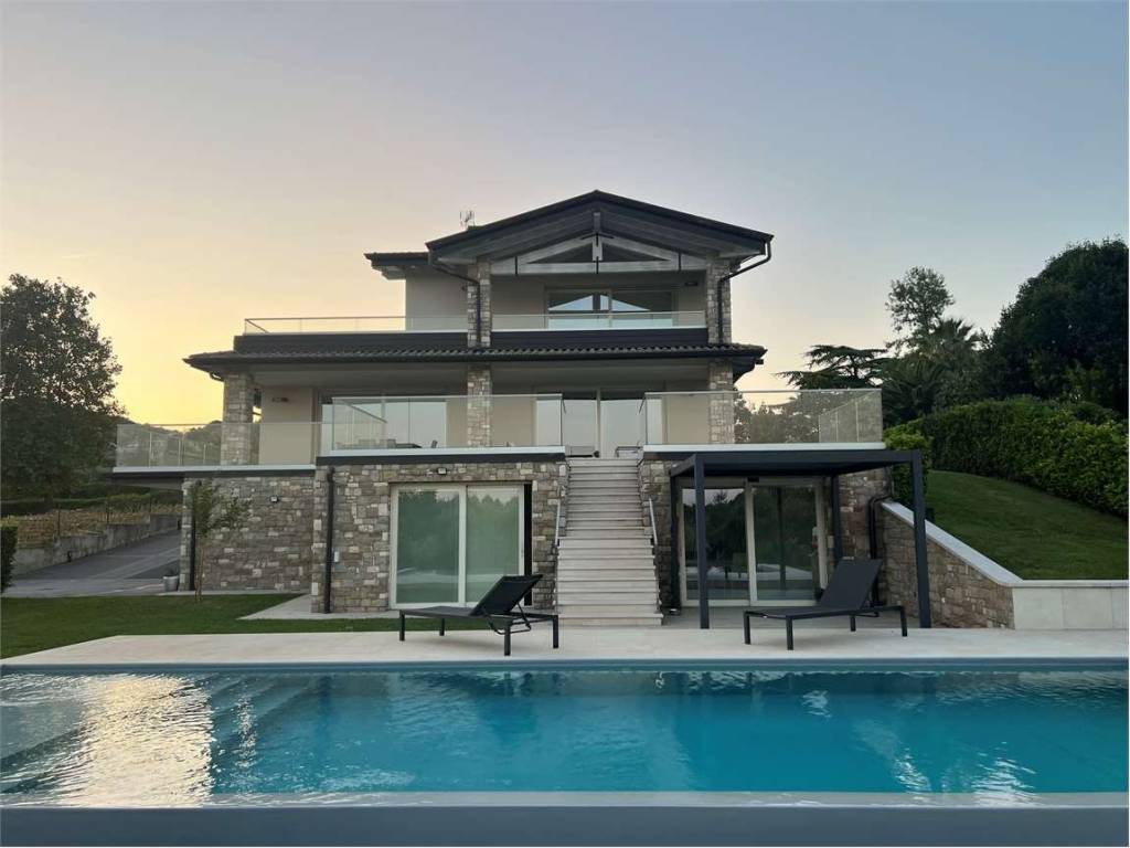 casa indipendente in vendita a Moniga del Garda