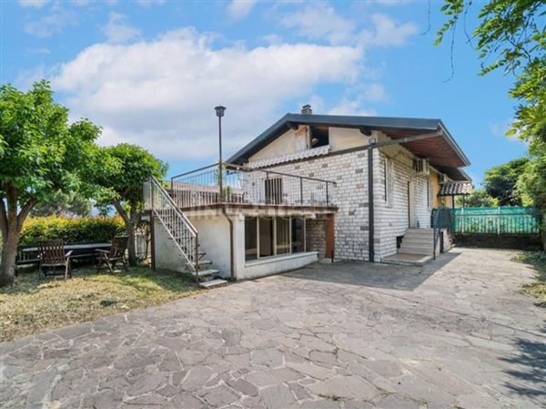 casa indipendente in vendita a Moniga del Garda