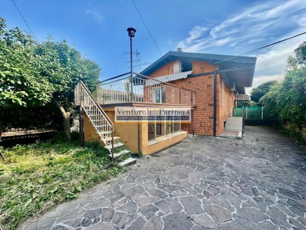 casa indipendente in vendita a Moniga del Garda