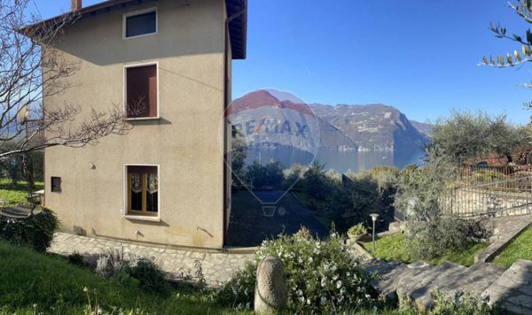 casa indipendente in vendita a Monte Isola in zona Siviano