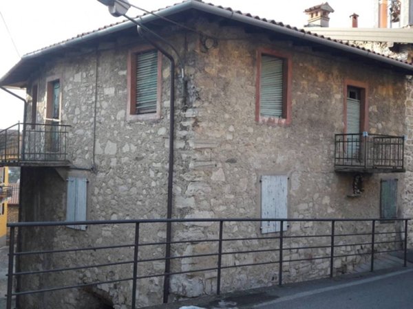 casa indipendente in vendita a Monte Isola in zona Senzano