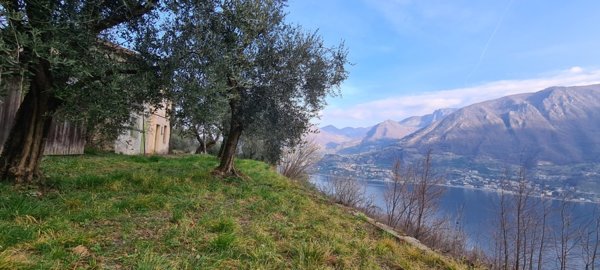 casa indipendente in vendita a Monte Isola in zona Carzano
