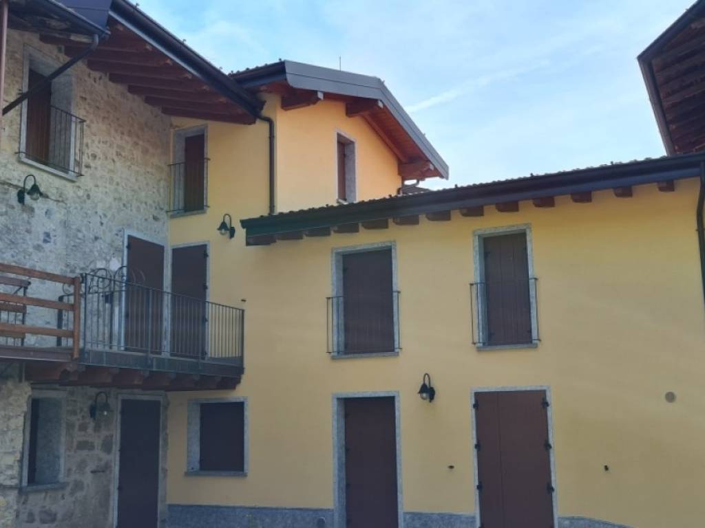 appartamento in vendita a Monte Isola in zona Siviano