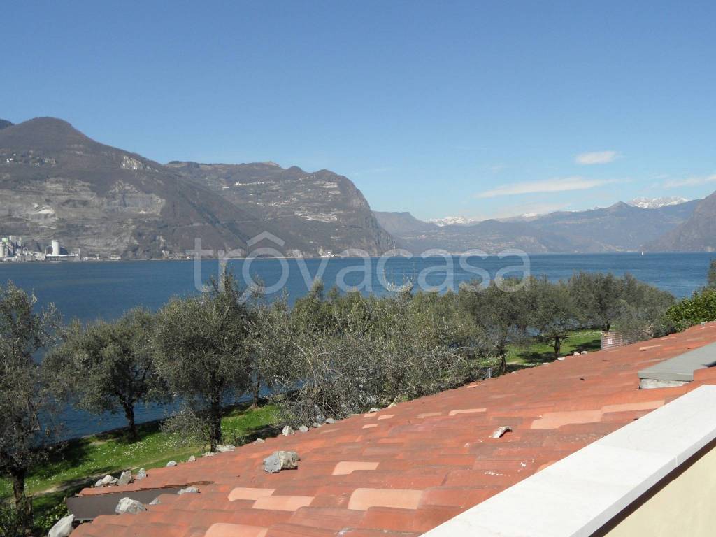 appartamento in vendita a Monte Isola in zona Menzino