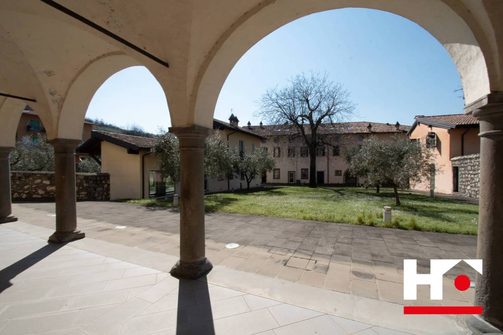negozio in vendita a Monte Isola in zona Menzino
